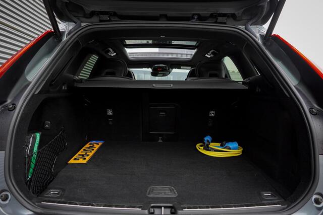 Volvo XC60 2.0 T8 Twin Engine AWD Polestar Engineered 405PK / Pano / NL Auto / Dealeronderhoud / Incl BTW / IntelliSafe