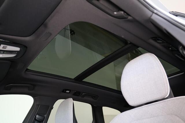 Volvo XC60 T8 AWD Ultimate Dark - LONG RANGE - Panorama/schuifdak - IntelliSafe Assist & Surround - 360º Camera - Verwarmde voorstoelen, stuur & achterbank - Parkeersensoren voor & achter - Elektr. bedienb. voorstoelen met geheugen - Head up display - Draadloze tel.