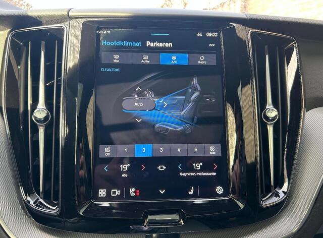 Volvo XC60 2.0 T8 Hybrid AWD Plus Dark l Luchtvering l Trekhaak l Harman Kardon l 21" l