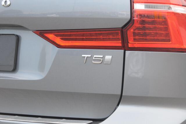 Volvo XC60 T5 250PK Automaat Inscription / Adaptieve cruise control / Trekhaak / Adaptieve koplampen / Parkeersensoren / Stoelverwarming / Lichtmetalen velgen / Keyless entry / Elektrische achterklep
