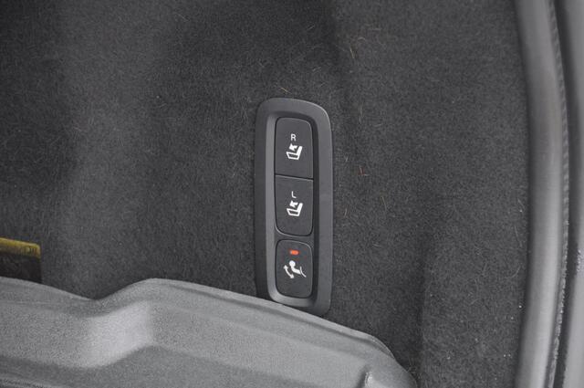 Volvo XC60 T5 250PK Automaat Inscription / Adaptieve cruise control / Trekhaak / Adaptieve koplampen / Parkeersensoren / Stoelverwarming / Lichtmetalen velgen / Keyless entry / Elektrische achterklep