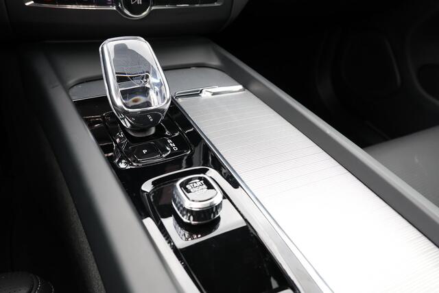Volvo XC60 T8 Recharge AWD Ultimate Black Edition - LONG RANGE - Luchtvering - Panorama/schuifdak - IntelliSafe Assist & Surround - 360º Camera - Bowers & Wilkins audio - Adaptieve LED koplampen - Verwarmde voorstoelen, stuur & achterbank - Parkeersensoren voor & ac