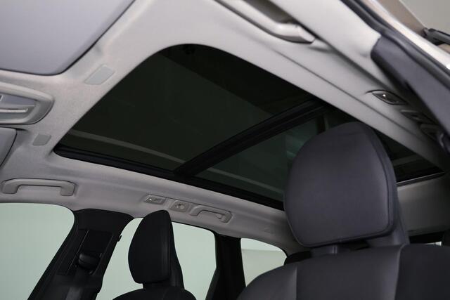 Volvo XC60 T6 Recharge AWD Plus Dark - Panorama/schuifdak - IntelliSafe Assist & Surround - 360º Camera - Verwarmde voorstoelen, stuur & achterbank - Parkeersensoren voor & achter - Elektr. bedienb. voorstoelen met geheugen - Draadloze tel. lader - Elektr. inklapbar