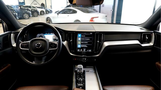 Volvo XC60 2.0 Recharge T6 AWD 250kW/340pk Aut8 Inscription PANORAMADAK + HARMAN/KARDON + KEYLESS ENTRY&GO + PILOT ASSIST + CARPLAY + LANE ASSIST + 360 CAMERA + PD-GLASS + EL.TREKHAAK + BLIS + DRIVE MODES + CAMERA + PARKSENSOREN + 19" LM-VELGEN!!