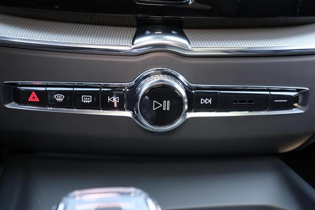 Volvo XC60 T8 Recharge AWD Plus Dark - Panorama/schuifdak - IntelliSafe Assist & Surround - 360º Camera - Harman/Kardon audio - Verwarmde voorstoelen, stuur & achterbank - Parkeersensoren voor & achter - Elektr. bedienb. voorstoelen met geheugen - Draadloze tel. lad