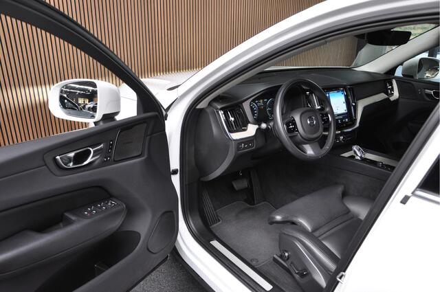 Volvo XC60 2.0 T8 Twin Engine AWD Panodak Leer Navi Harman K. Camera Elektr. trekhaak Ambiance Elektr. achterklep PDC Stuurverwarming Stoelverwarming voor & achter LM velgen BTW auto