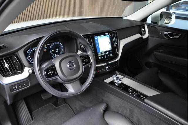 Volvo XC60 2.0 T8 Twin Engine AWD Panodak Leer Navi Harman K. Camera Elektr. trekhaak Ambiance Elektr. achterklep PDC Stuurverwarming Stoelverwarming voor & achter LM velgen BTW auto
