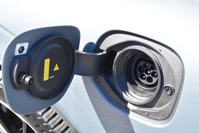 Volvo XC60 T6 Plug-in hybrid AWD Ultimate Dark | Luchtvering | 21" velgen | Trekhaak | HUD | H&K | ACC | Blis | 360 camera