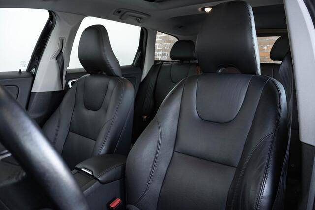 Volvo XC60 T5 Automaat AWD Nordic+ | Achteruitrijcamera | High Performance Audio | Adaptieve Koplampen | Parkeersensoren | Verwarmbare Voorruit | Dodehoekdetectie | Navigatiesysteem | Elektrisch Glazen Panorama-Dak | Adaptieve Cruise Control | Verwarmbare Voorstoele
