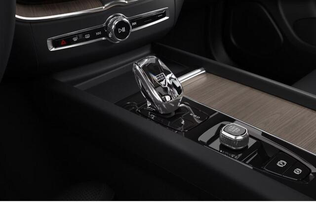 Volvo XC60 2.0 T8 Plug-in hybrid AWD Ultra Dark | Luchtvering | Bowers & Wilkins | Massage | Stoel ventilatie | Alarm | Stoel + Stuur verwarming |