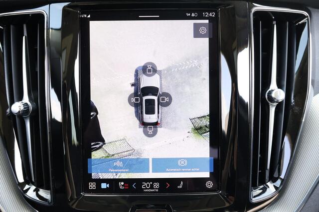 Volvo XC60 T6 Recharge AWD Plus Dark - LONG RANGE - Panorama/schuifdak - 360º Camera - Adaptieve LED koplampen - Verwarmde voorstoelen, stuur & achterbank - Parkeersensoren voor & achter - Elektr. bedienb. voorstoelen met geheugen - Draadloze tel. lader - Extra geti