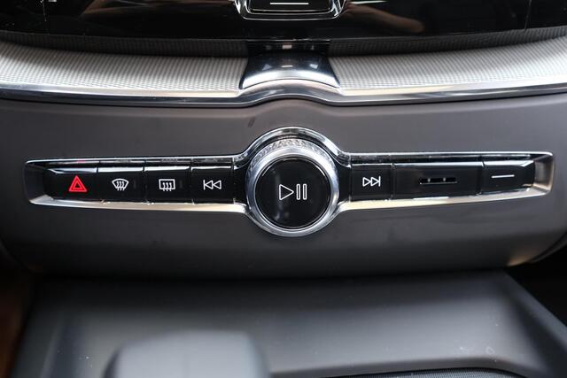 Volvo XC60 T6 Recharge AWD Plus Dark - LONG RANGE - Panorama/schuifdak - 360º Camera - Adaptieve LED koplampen - Verwarmde voorstoelen, stuur & achterbank - Parkeersensoren voor & achter - Elektr. bedienb. voorstoelen met geheugen - Draadloze tel. lader - Extra geti