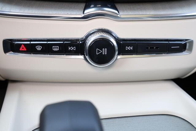 Volvo XC60 T6 Recharge AWD Plus Dark - LONG RANGE - Panorama/schuifdak - IntelliSafe Assist & Surround - 360º Camera - Harman/Kardon audio - Adaptieve LED koplampen - Verwarmde voorstoelen, stuur & achterbank - Parkeersensoren voor & achter - Elektr. bedienb. voorst