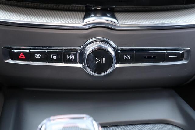 Volvo XC60 T6 Recharge AWD Plus Dark - LONG RANGE - Panorama/schuifdak - IntelliSafe Assist & Surround - 360º Camera - Adaptieve LED koplampen - Verwarmde voorstoelen, stuur & achterbank - Parkeersensoren voor & achter - Elektr. bedienb. voorstoelen met geheugen - D