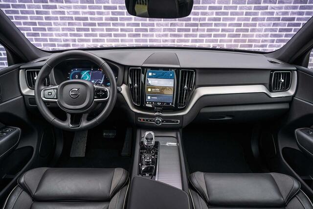 Volvo XC60 T6 Recharge AWD Plus Black Edition Long Range | 360° Camera | Elektr. Panoramadak | 22" LM velgen | Verwarmbare voorruit | Google Maps navigatie