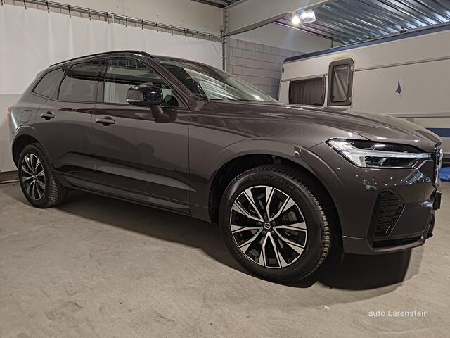 Volvo XC60 B4 211pk Plus Dark Aut.8 Panoramadak / Leer / Carplay / Memory stoelen / Adapt. C.C Afn.trekhaak incl.13 polige aansluiting + witte kentekenplaat bij aflevering heeft een actie-meerprijs van ¤ 795,-