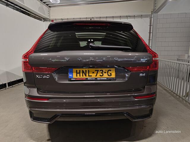 Volvo XC60 B4 211pk Plus Dark Aut.8 Panoramadak / Leer / Carplay / Memory stoelen / Adapt. C.C Afn.trekhaak incl.13 polige aansluiting + witte kentekenplaat bij aflevering heeft een actie-meerprijs van ¤ 795,-