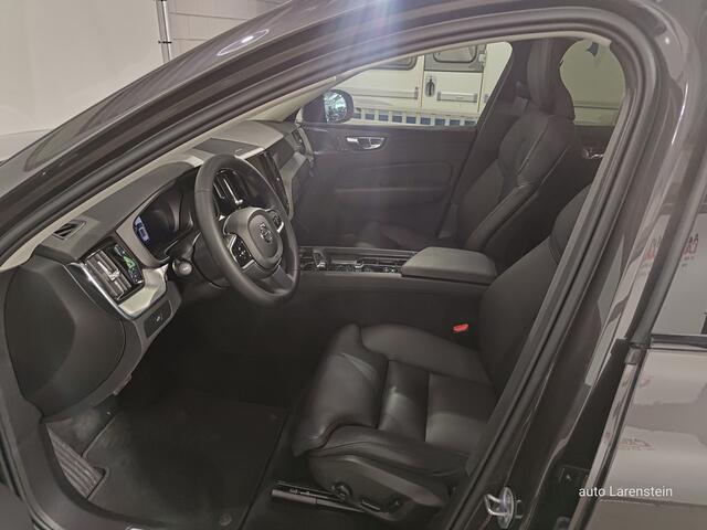 Volvo XC60 B4 211pk Plus Dark Aut.8 Panoramadak / Leer / Carplay / Memory stoelen / Adapt. C.C Afn.trekhaak incl.13 polige aansluiting + witte kentekenplaat bij aflevering heeft een actie-meerprijs van ¤ 795,-