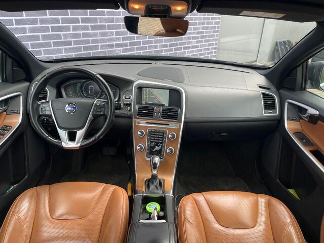 Volvo XC60 2.0 D4 FWD Summum | Panorama dak | Trekhaak | Elektrisch verstelbare bestuurderstoel | Leder | Parkeer camera |