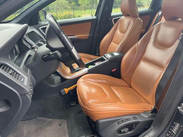 Volvo XC60 2.0 D4 FWD Summum | Panorama dak | Trekhaak | Elektrisch verstelbare bestuurderstoel | Leder | Parkeer camera |
