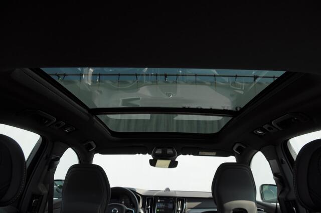 Volvo XC60 T6 350PK Automaat Plus Black Edition Adaptieve cruise control / BLIS / Pakeersensoren met camera / Elektrische stoelen / Navigatie / 360 Camera / Head-up Display / Panoramadak / Bowers & Wilkins / 21'' Velgen /