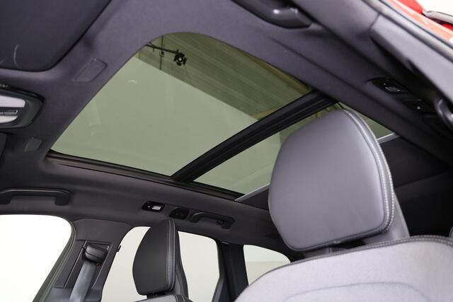 Volvo XC60 T8 Recharge AWD Ultimate Dark - LONG RANGE - Luchtvering - Panorama/schuifdak - IntelliSafe Assist & Surround - 360º Camera - Harman/Kardon audio - Adaptieve LED koplampen - Verwarmde voorstoelen, stuur & achterbank - Parkeersensoren voor & achter - Elekt