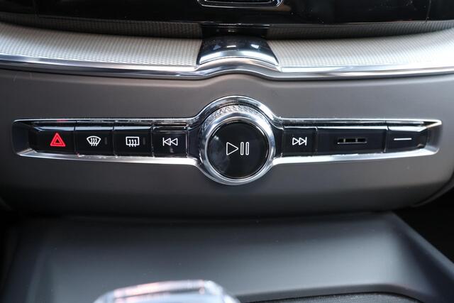 Volvo XC60 T8 Recharge AWD Ultimate Dark - LONG RANGE - Luchtvering - Panorama/schuifdak - IntelliSafe Assist & Surround - 360º Camera - Harman/Kardon audio - Adaptieve LED koplampen - Verwarmde voorstoelen, stuur & achterbank - Parkeersensoren voor & achter - Elekt