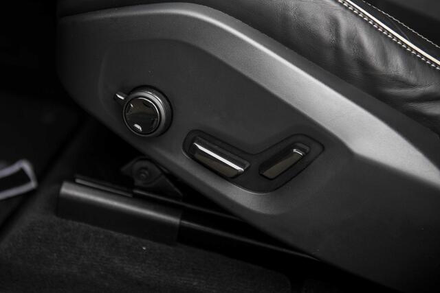 Volvo XC60 T6 Recharge AWD Ultimate Dark | Long Range | Luchtvering | Trekhaak | Bowers & Wilkins Audio | 360° Camera | Google Maps | Voorstoelen met geheugenfunctie | Gelamineerde zijruiten