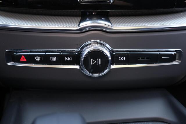 Volvo XC60 T6 Recharge AWD Plus Dark - LONG RANGE - Panorama/schuifdak - IntelliSafe Assist & Surround - Harman/Kardon audio - Adaptieve LED koplampen - Parkeercamera achter - Verwarmde voorstoelen, stuur & achterbank - Parkeersensoren voor & achter - Elektr. bedien