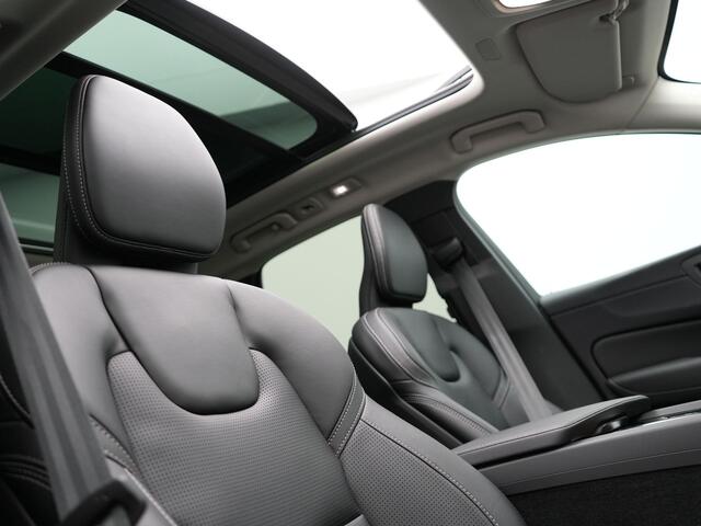 Volvo XC60 T8 AWD Ultimate Bright Plug In Hybrid PHEV | Panodak | Luxe Lederen Sportstoelen Memory & Massage | 360 Camera | Adaptive Cruise | Head Up | 20"L.M | Google Maps |