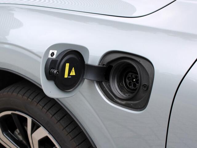 Volvo XC60 2.0 T8 Plug-in hybrid AWD Ultimate Dark Automaat / Luchtvering Panoramadak / Trekhaak / 21" velgen / 360* parkeercamera / Harman Kardon audio