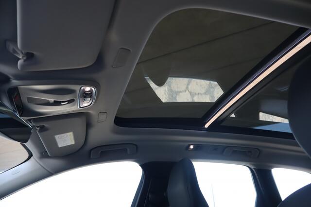 Volvo XC60 2.0 B4 Inscript. | Geen import | Schuifdak | Leer | Camera