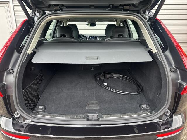 Volvo XC60 2.0 T6 Plug-in hybrid AWD Plus Dark / 360° Camera / Draadloos telefoon opladen / Trekhaak Semi Elektrisch /