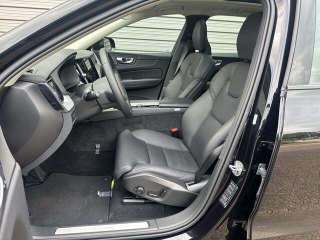 Volvo XC60 2.0 T6 Plug-in hybrid AWD Plus Dark / 360° Camera / Draadloos telefoon opladen / Trekhaak Semi Elektrisch /