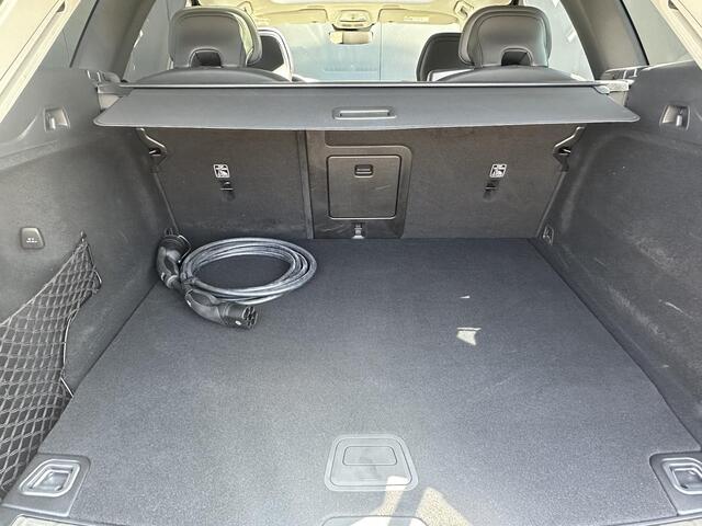 Volvo XC60 2.0 T6 Plug-in hybrid AWD Plus Dark Pano. dak / Verwarmde stoelen / Harman Kardon / Elek. verstelbare stoelen / Verwarmde stoelen /