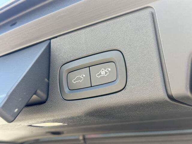 Volvo XC60 2.0 T6 Plug-in hybrid AWD Plus Dark Pano. dak / Verwarmde stoelen / Harman Kardon / Elek. verstelbare stoelen / Verwarmde stoelen /