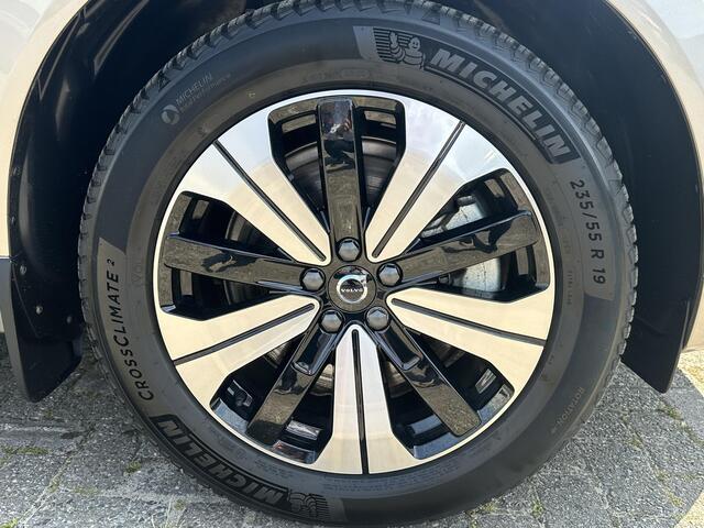 Volvo XC60 2.0 T6 Plug-in hybrid AWD Plus Dark Pano. dak / Verwarmde stoelen / 360 camera / Harman Kardon / Elek. verstelbare stoelen / Verwarmde stoelen /