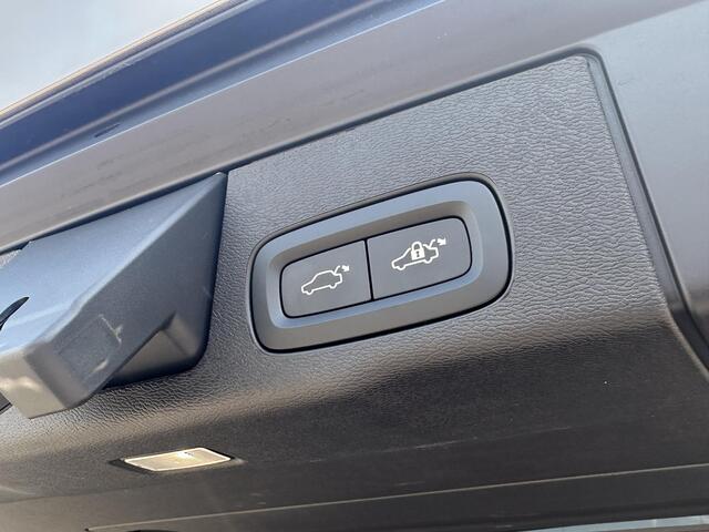 Volvo XC60 2.0 T6 Plug-in hybrid AWD Plus Dark Pano. dak / Verwarmde stoelen / 360 camera / Harman Kardon / Elek. verstelbare stoelen / Verwarmde stoelen /