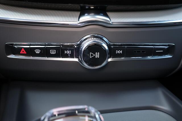 Volvo XC60 T6 Recharge AWD Plus Black Edition - LONG RANGE - Panorama/schuifdak - IntelliSafe Assist & Surround - Parkeercamera achter - Verwarmde voorstoelen, stuur & achterbank - Parkeersensoren voor & achter - Elektr. bedienb. voorstoelen met geheugen - Draadloze