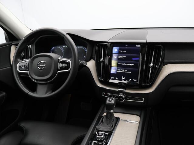 Volvo XC60 T5 AWD Inscription / Pan. dak / Trekhaak / Elektr. bed. stoel / CarPlay / Verwarmde Stoelen /