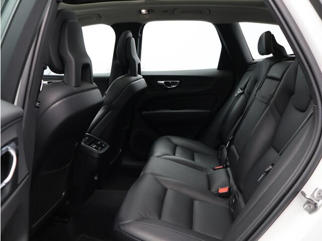 Volvo XC60 T5 AWD Inscription / Pan. dak / Trekhaak / Elektr. bed. stoel / CarPlay / Verwarmde Stoelen /