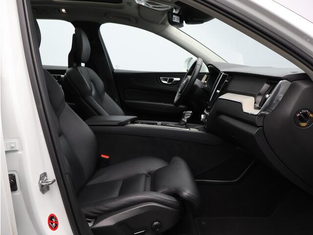 Volvo XC60 T5 AWD Inscription / Pan. dak / Trekhaak / Elektr. bed. stoel / CarPlay / Verwarmde Stoelen /