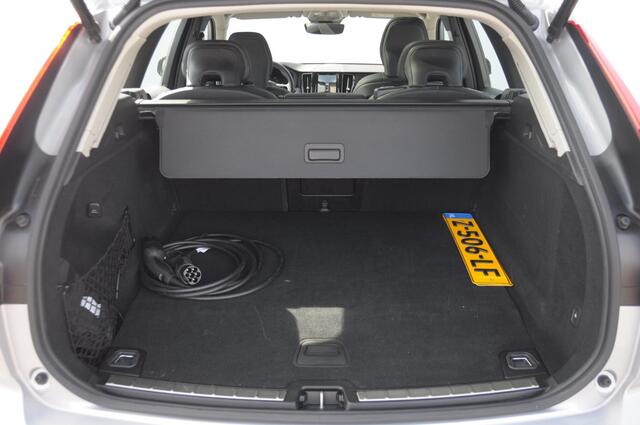 Volvo XC60 T6 350PK Automaat AWD Plus Dark Long range / Trekhaak /Adaptieve cruise control / Panoramadak / Apple carplay / Parkeersensoren met 360 camera / Elektrische achterklep / Elektrische stoelen met geheugen / Stoel en stuurwielverwarming