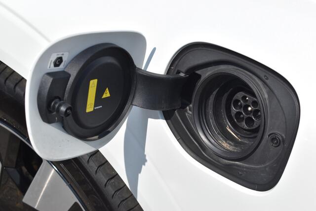 Volvo XC60 T6 350PK Plug-in hybrid AWD Plus Dark ACC | H&K | Trekhaak | Leder | 360 Camera | 20"LMV