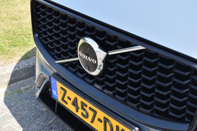 Volvo XC60 T6 350PK Plug-in hybrid AWD Ultimate Dark | B&W | HUD | Trekhaak | ACC | 360 Camera | Glazen dak | 20 "LMV