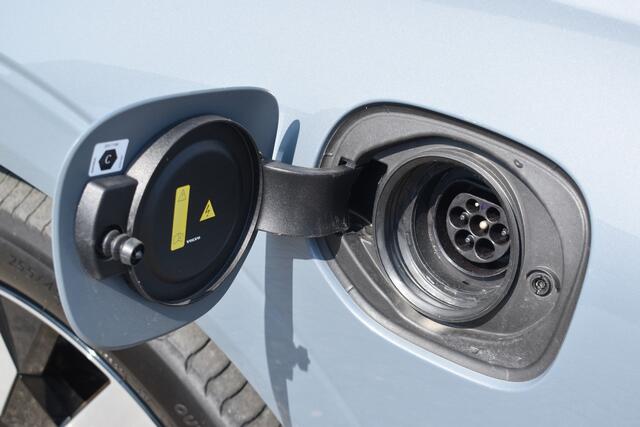 Volvo XC60 T6 350PK Plug-in hybrid AWD Ultimate Dark | B&W | HUD | Trekhaak | ACC | 360 Camera | Glazen dak | 20 "LMV