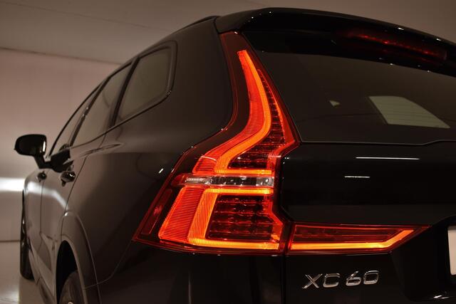 Volvo XC60 T8 390PK Automaat Recharge AWD R-Design Volvo XC60 T8 390PK Automaat Recharge AWD R-Design / Schuif-kanteldak / Standkachel / Road Sign Information / Cruise Control / 19" lichtmetalen velgen / Drive Mode Settings / Navigatie