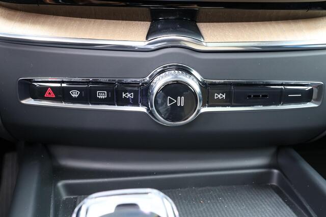 Volvo XC60 T8 Recharge AWD Ultra Dark - LONG RANGE - Panorama/schuifdak - IntelliSafe Assist & Surround - 360º Camera - Harman/Kardon audio - Adaptieve LED koplampen - Verwarmde voorstoelen, stuur & achterbank - Parkeersensoren voor & achter - Elektr. bedienb. voors