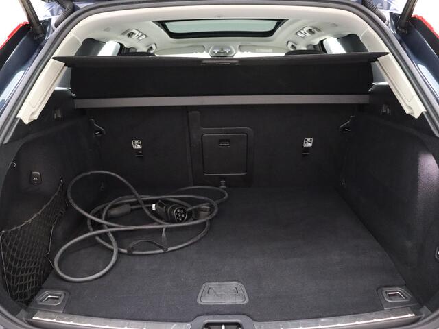 Volvo XC60 T6 350pk AWD Plus Dark / 360 camera / Panorama dak / Elektr. verstelbare stoelen / Inklapbare trekhaak /