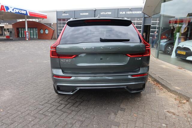 Volvo XC60 2.0 T6 Plug-in hybrid AWD 350PK Ultra Dark + Trehaak -NIEUW- 2025! Facelift